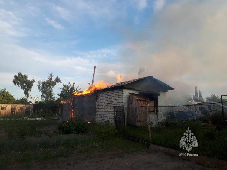 В Зеленодольском районе мужчина чуть не сгорел, пытаясь потушить баню
