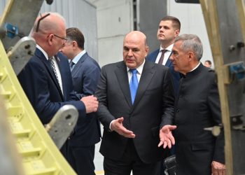 Мишустину показали цеха Казанского авиазавода