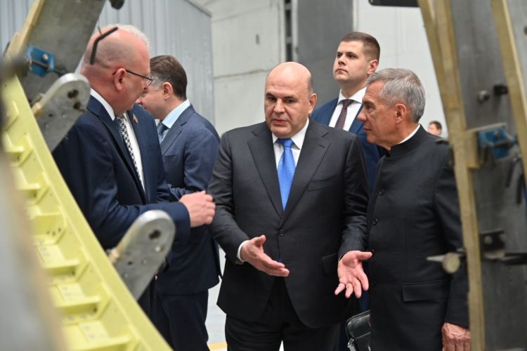 Мишустину показали цеха Казанского авиазавода
