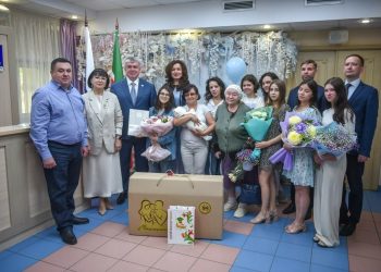 Магдеев поздравил семьи участников СВО из Челнов с рождением сыновей