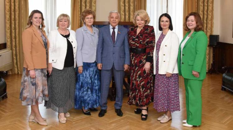 Мухаметшин встретился с депутатами Госдумы – членами Комитета по вопросам семьи, женщин и детей 