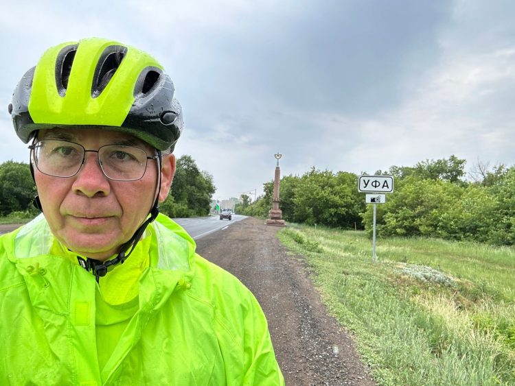 Бывший главврач БСМП Челнов на велосипеде добрался до Урала