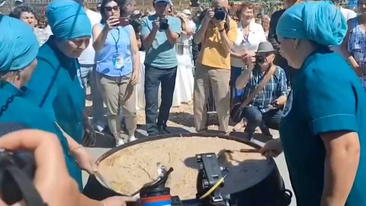 На празднике «Гырон быдтон» установили рекорд России, приготовив кашу весом почти 250кг