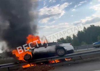 На выезде из Казани в сторону аэропорта загорелся автомобиль