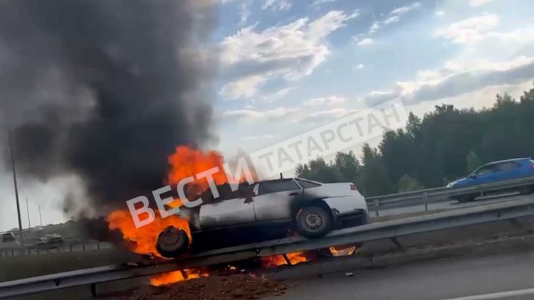 На выезде из Казани в сторону аэропорта загорелся автомобиль