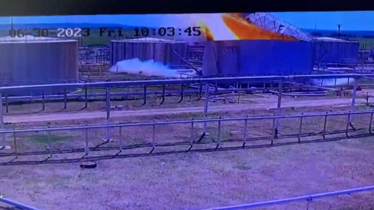 Момент взрыва нефтяного резервуара в селе Старое Маврино попал на видео