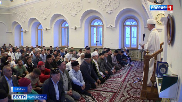 В мечети Аль-Марджани Курбан-байрам встретили больше тысячи мусульман