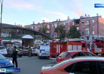 В Казани на улице Чехова продолжают устранять последствия пожара