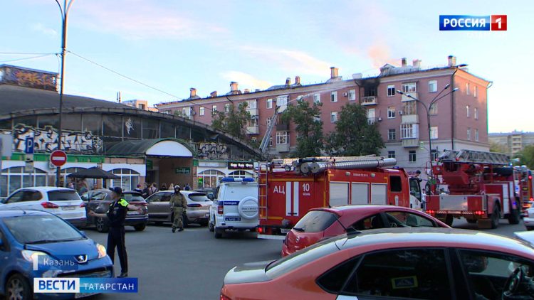 В Казани на улице Чехова продолжают устранять последствия пожара