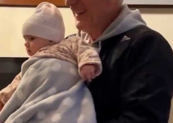 Главный тренер «Ак Барса» нянчится с правнучкой