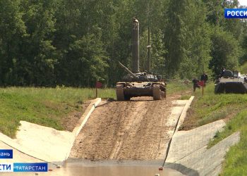 В казанском танковом училище прошли учения по подводному вождению танков