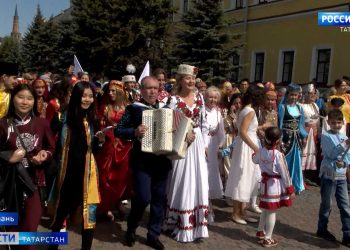 Парад дружбы народов и вручение паспортов юным татарстанцам: как в Казани отметили День России