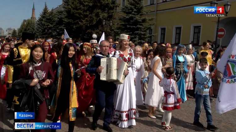 Парад дружбы народов и вручение паспортов юным татарстанцам: как в Казани отметили День России