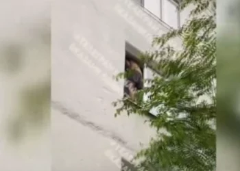 В Казани полуголый мужчина выпал из окна