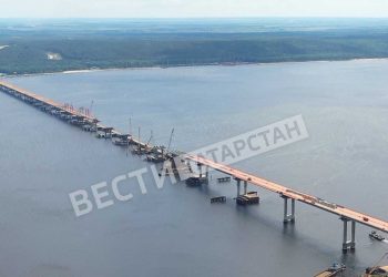 На мосту через Волгу на трассе М12 установили 27 из 28 опор
