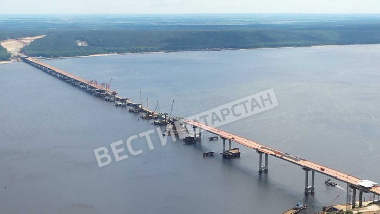 На мосту через Волгу на трассе М12 установили 27 из 28 опор