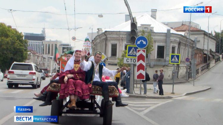 Сабантуй в Казани: традиционный сбор подарков и яркие конкурсы