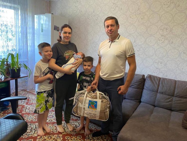 Магдеев поздравил семьи бойцов СВО с Днем защиты детей