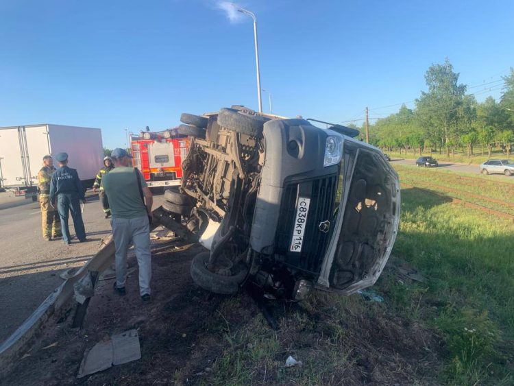В Челнах перевернулась маршрутка с пассажирами