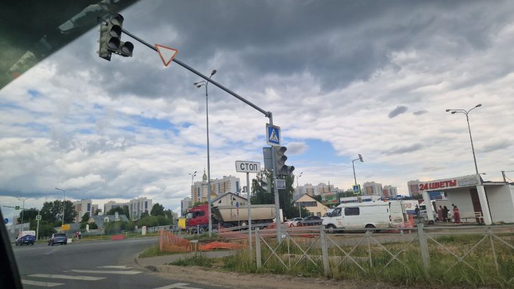 На перекрестке в казанском поселке Залесный образовалась пробка