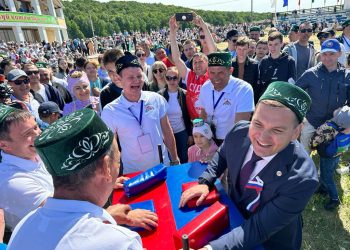 В Апастово на Сабантуе глава района принял участие в армрестлинге