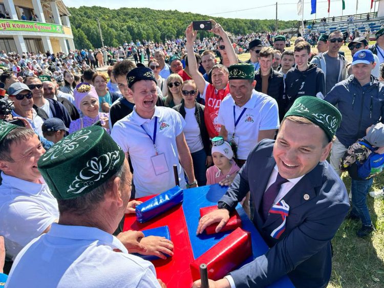 В Апастово на Сабантуе глава района принял участие в армрестлинге