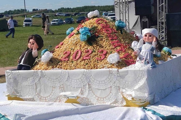 В Апастово приготовили самый большой чак-чак весом больше 150 кг