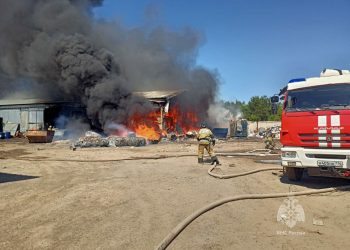 В Казани горит склад завода по переработке вторсырья
