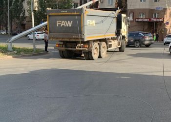 В Казани КАМАЗ сорвал троллейбусные провода