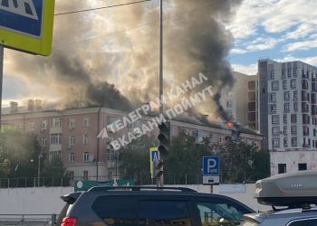 В Казани горит крыша жилого дома