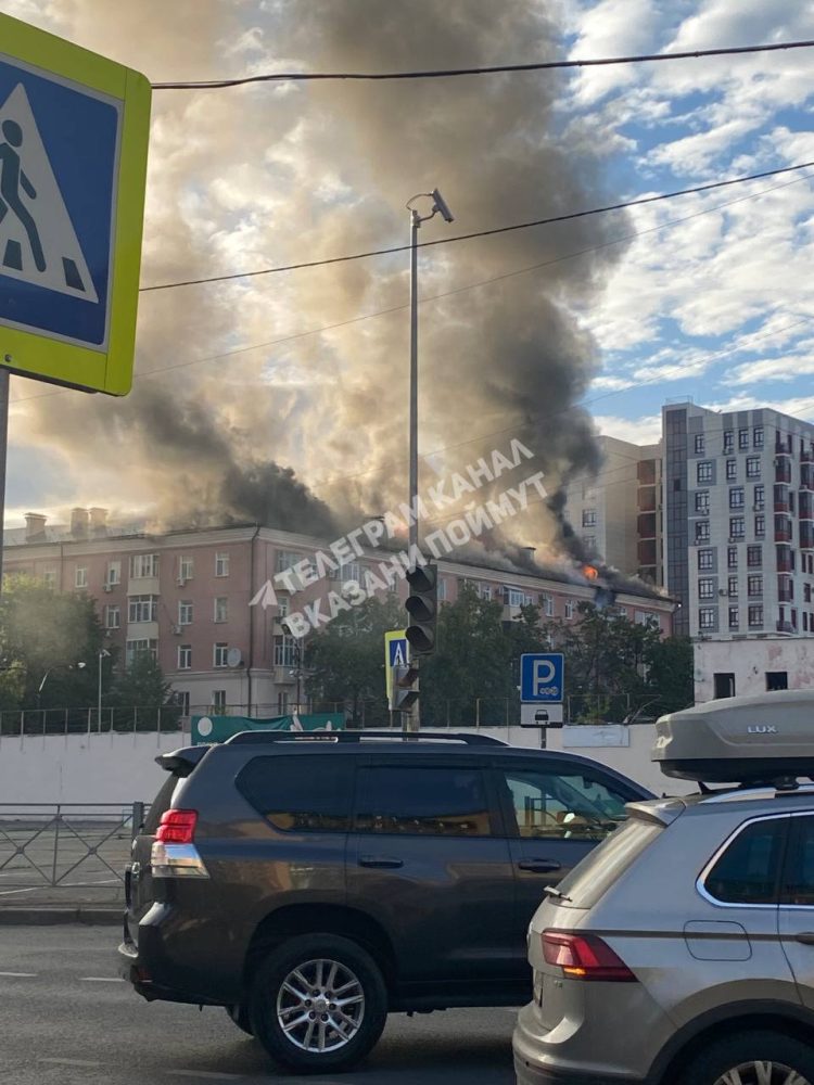 В Казани горит крыша жилого дома