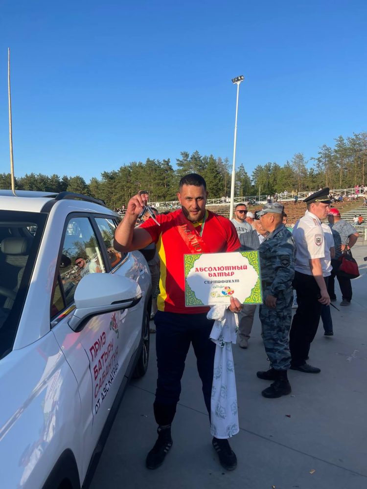 Абсолютному батыру Сабантуя в Челнах вручили барана и ключи от «Москвича»