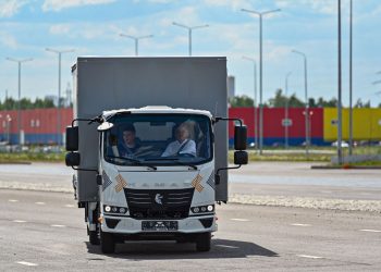 Минниханов протестировал уменьшенную копию КАМАЗа «Компас»