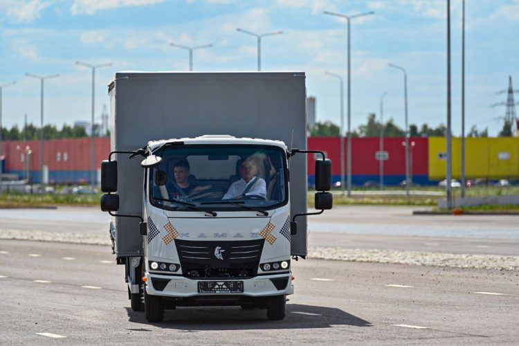 Минниханов протестировал уменьшенную копию КАМАЗа «Компас»