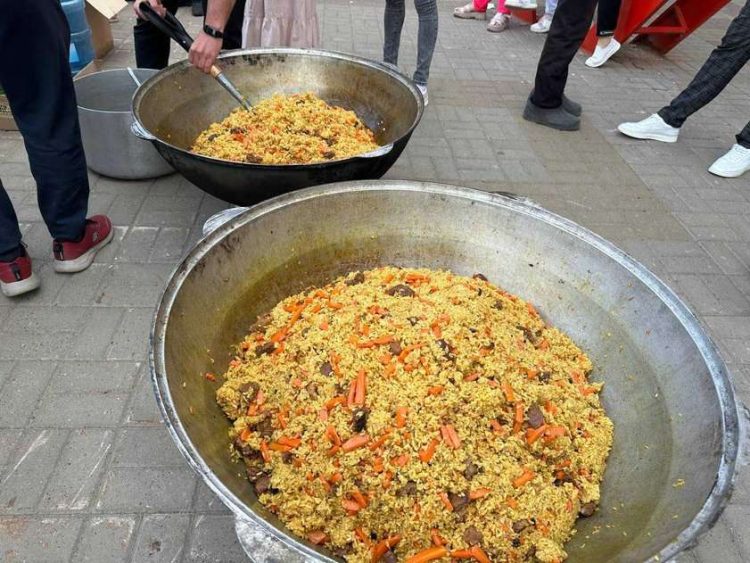 В Менделеевске в честь Курбан-байрама жителей угостили пловом