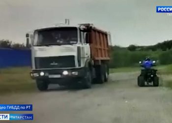 4-летний ребенок за рулем квадроцикла чудом не попал под колеса фуры