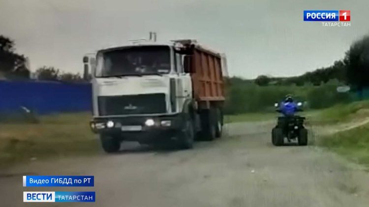 4-летний ребенок за рулем квадроцикла чудом не попал под колеса фуры