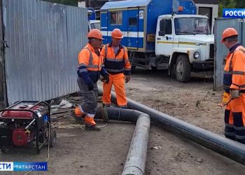 Жители Авиастроительного района страдают от зловонной аварии на канализационном коллекторе