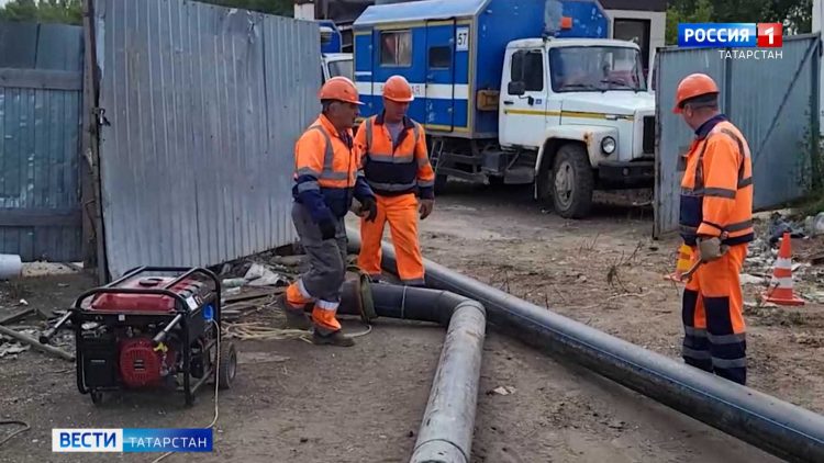 Жители Авиастроительного района страдают от зловонной аварии на канализационном коллекторе