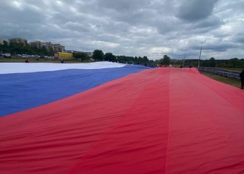 В Набережных Челнах развернули огромный российский флаг
