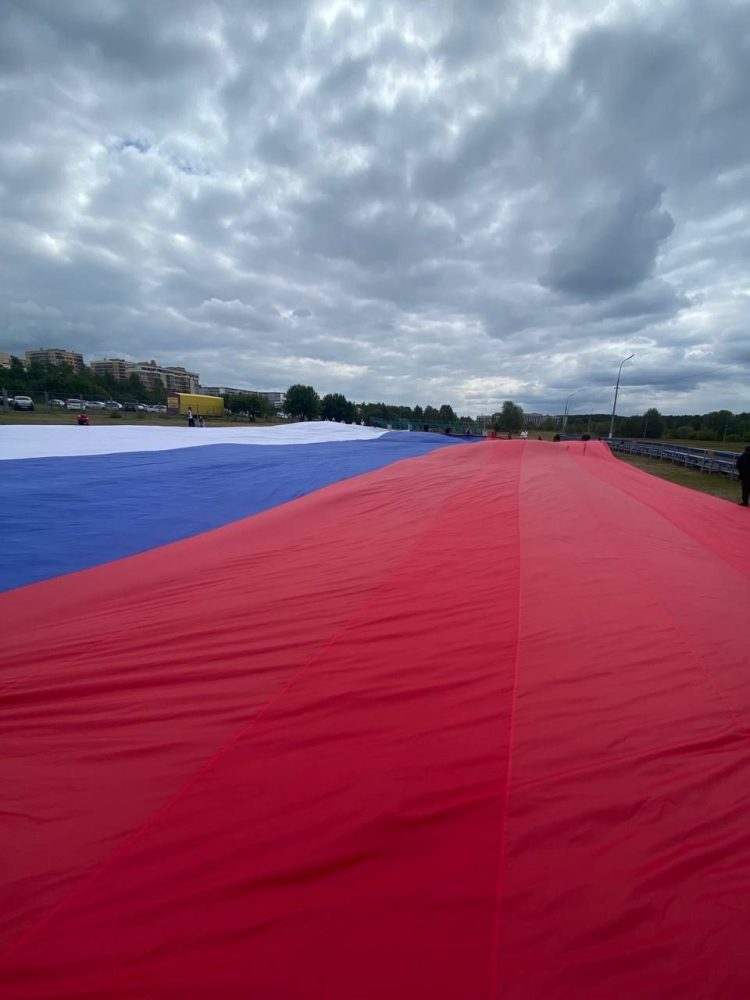 В Набережных Челнах развернули огромный российский флаг