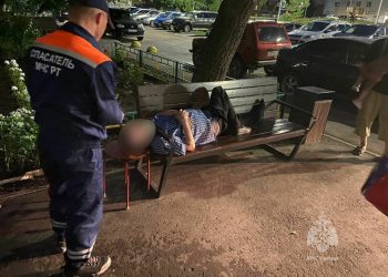 Спасатели помогли жителю Альметьевска, который застрял головой в скамейке