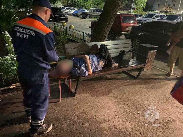 Спасатели помогли жителю Альметьевска, который застрял головой в скамейке