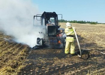 В Пестречинском районе в поле сгорел трактор