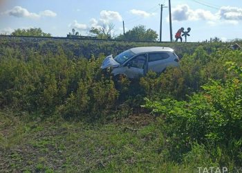 В Лениногорском районе иномарка влетела в тепловоз