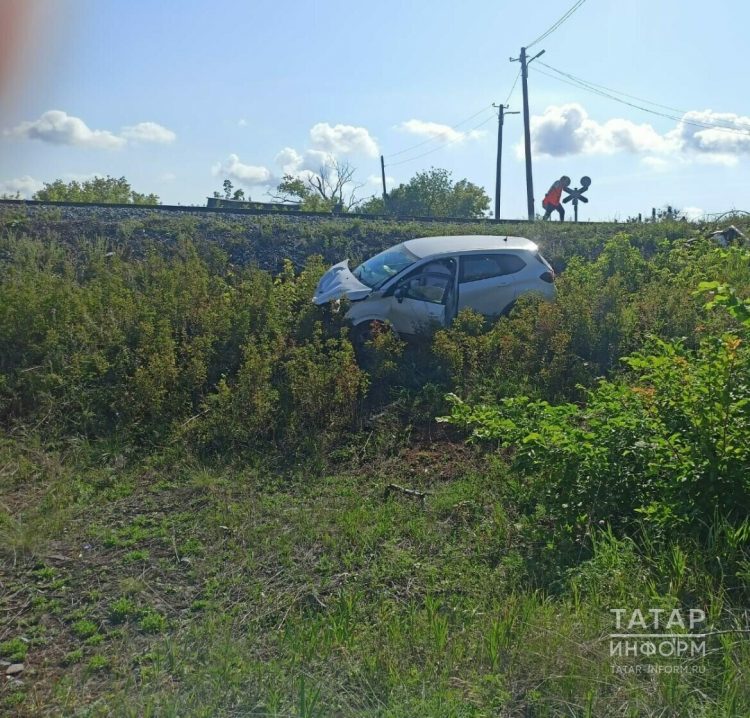 В Лениногорском районе иномарка влетела в тепловоз
