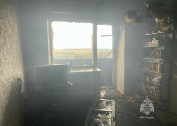 Из-за крупного пожара в многоэтажке Перстрецов эвакуировали 10 человек