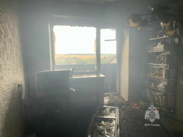 Из-за крупного пожара в многоэтажке Перстрецов эвакуировали 10 человек