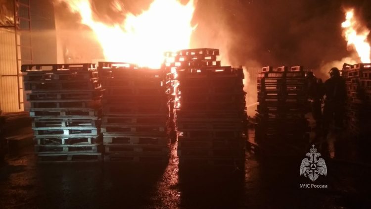 В Казани сотрудники МЧС потушили пожар на улице Яшь Кыч