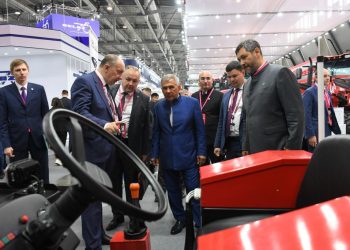 Минниханов ознакомился с продукцией российских, белорусских и китайских производителей